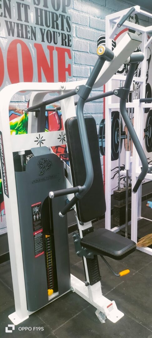 VERTICAL CHEST PRESS MACHINE